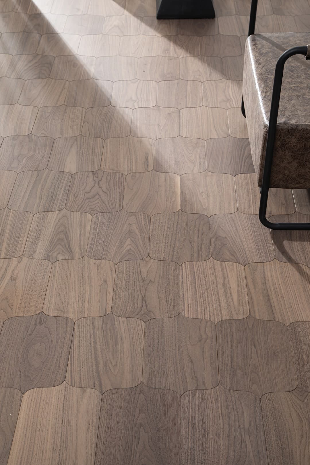 Side — Walnut (Brushed) (1)